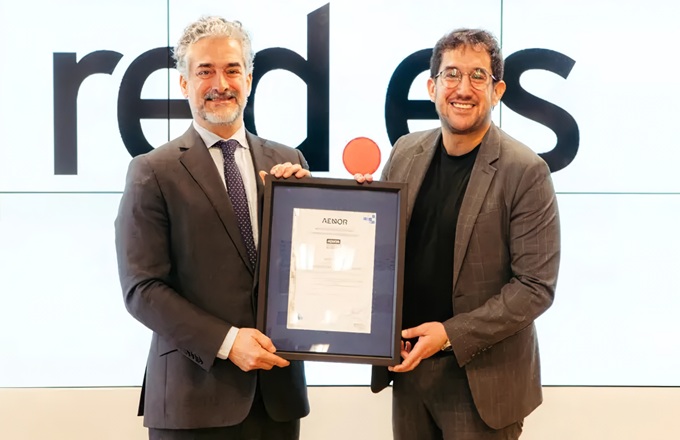 Imagen de David de Pastors (izda.), director de evaluación de la conformidad de Aenor, y Jesús Herrero, director general de Red.es, mostrando el certificado.