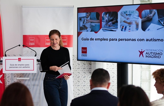 Imagen de Ana Dávila, consejera de familia, juventud y asuntos sociales de la Comunidad de Madrid, durante el acto de presentación de la guía.