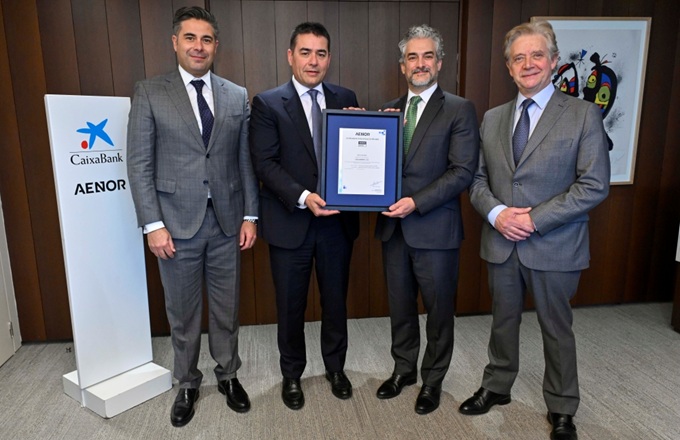 Imagen de Israel Carvajal, responsable de desarrollo de negocio de Aenor en Cataluña, Jordi Mondéjar, director de negocio de CaixaBank, David de Pastors, director general de evaluación de la conformidad de Aenor, y Josep Parareda, director de acción social de CaixaBank.