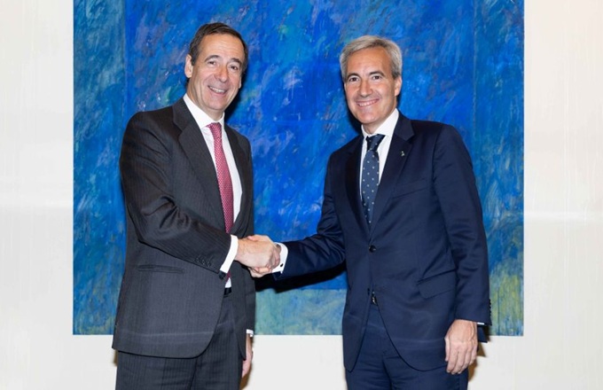 Imagen de Gonzalo Gortázar (izda.), consejero delegado de CaixaBank, y Alejandro Oñoro, consejero delegado de Ilunion, en un acto celebrado en la sede corporativa de la entidad financiera en Madrid.