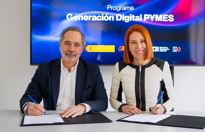 Imagen de Fabiola Pérez, Cofundadora y CEO de MIOTI Tech & Business School, y Jorge Ybarra, director comercial de Carrefour, durante la firma del acuerdo.
