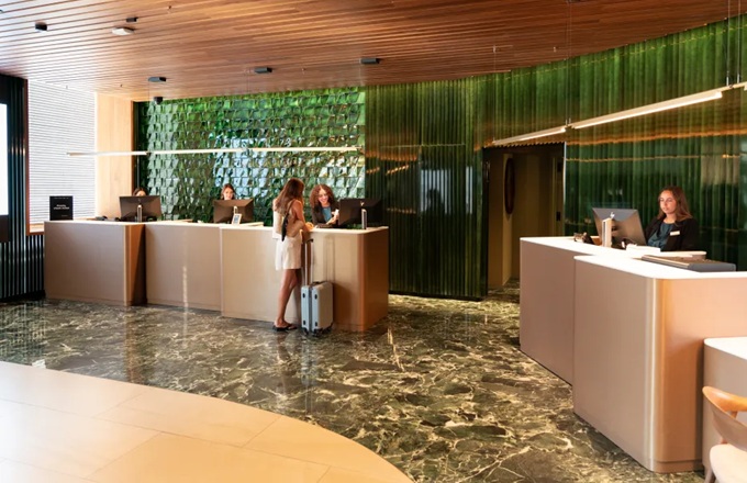 Imagen de la recepción de un hotel de la cadena Catalonia Hotels & Resorts. ©Catalonia Hotels & Resorts