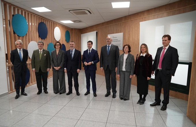 Imagen de Borja Ochoa, presidente de Telefónica España, Juan Mari Aburto, alcalde de Bilbao, Elixabete Etxanobe, diputada general de Vizcaya, Marc Murtra, presidente ejecutivo de Telefónica, Imanol Pradales, Lehendakari, Emilio Gayo, consejero delegado de Telefónica, Martine Byrde, viuda de Javier Echenique, Maitane Etxenike, hija, y Paul Echenique, hijo.