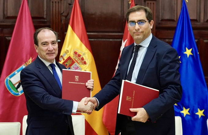 Imagen de Borja Carabante (izda.), presidente de la Empresa Municipal de Transportes (EMT Madrid), y Francisco Planes, director de la Escuela de Ingeniería de la Universidad de Navarra (TECNUN), durante la firma del convenio.