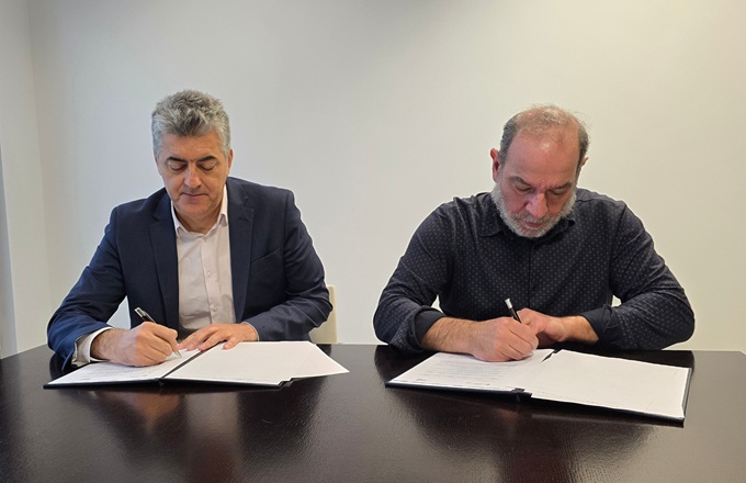 Imagen de Julio Gil (izda.), director general de la FLC, y Francisco Garrido, coordinador territorial de CEAR Madrid, durante la firma del acuerdo.