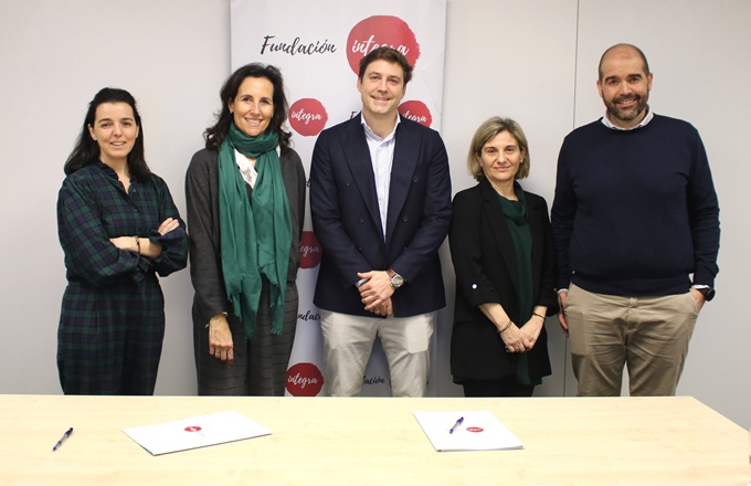 Desde la izquierda: Por parte de la Fundación Integra, Paula Sánchez-Alciturriz, responsable de alianzas, y Ana Muñoz de Dios, directora general. Por parte de GB Corporación, Gonzalo Erburu, CEO, Ágata Sanz, directora de Recursos Humanos, y Pedro Barrado, director financiero.