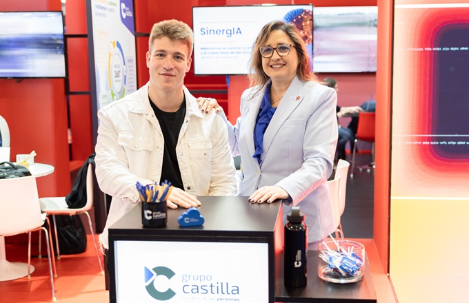 Imagen de Marisa Muñoz, directora de tecnología de Grupo Castilla, e Iker Hernández, responsable de AI & Innovation, en el MWC26.