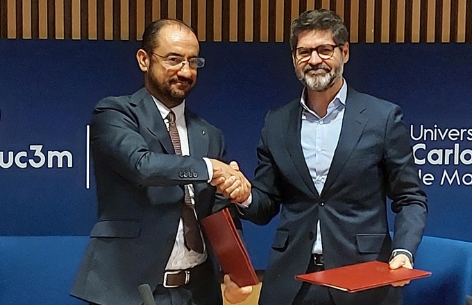 Imagen de Ángel Arias (izda.), rector de la Universidad Carlos III de Madrid, y Manuel Escalante, chief technology officer de Indra Group.