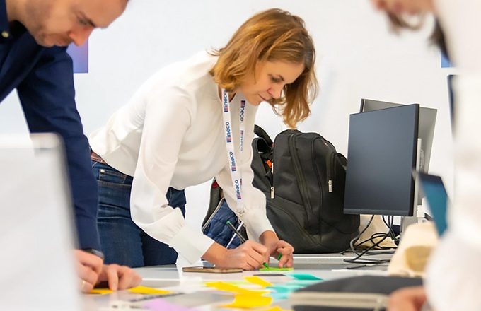 Imagen de profesionales trabajando ©Ineco