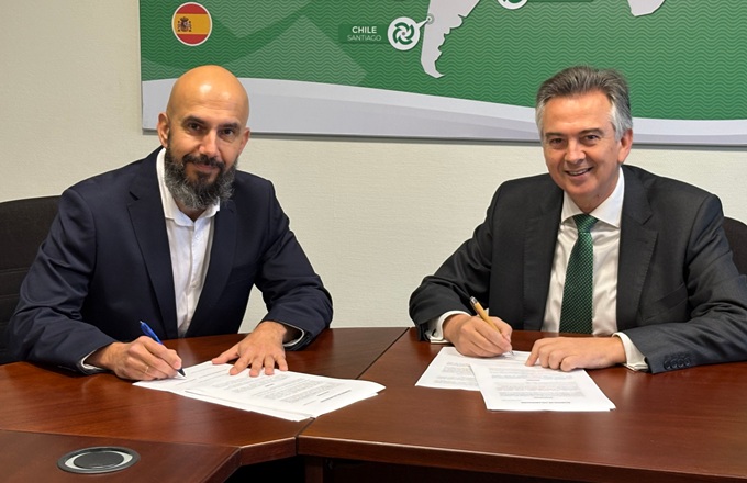 Imagen de Jáser Abdel-Kader (izda.), consejero delegado de Secmotic, y Pedro Marín Aranda, presidente ejecutivo de Inerco, durante la firma del acuerdo.