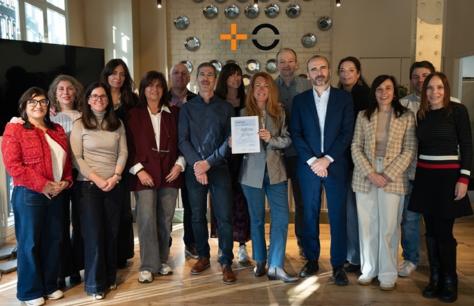 Imagen de Mireia Vidal, chief people officer de MasOrange, mostrando el certificado GEEIS.