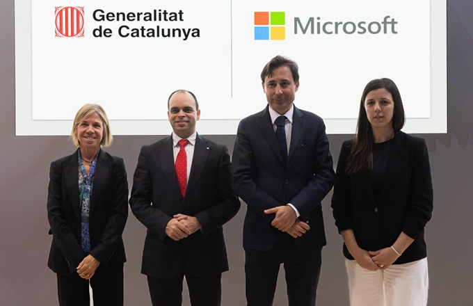 Imagen de Natalia Escobedo, directora de Sector Público de Microsoft España, Albert Tort Pugibet, secretario de Telecomunicaciones y Transformación Digital de la Generalitat de Cataluña, Paco Salcedo, presidente de Microsoft España, y Regina Solé, responsable de la cuenta de la Generalitat de Cataluña en Microsoft.