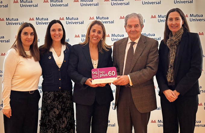 Imagen de Mónica Macias, técnica de RSC de Mutua Universal; Natalia Gómez, directora de innovación y estrategia corporativa de Mutua Universal; Azucena García, directora de desarrollo corporativo de la Fundación Bequal; Juan Güell, director general de Mutua Universal; y Bárbara Reina, directora de responsabilidad social corporativa de Mutua Universal.