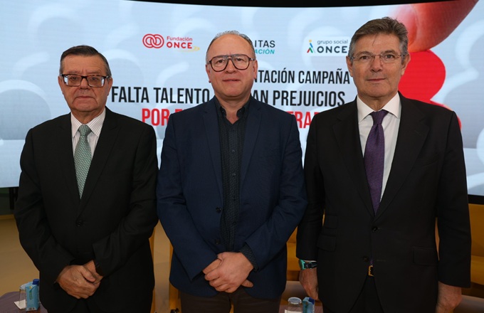 Imagen de José Luis Martínez Donoso, director general de Fundación ONCE, Gerardo Gutiérrez, director general del Servicio Público de Empleo Estatal (SEPE), y Rafael Catalá, presidente de la Fundación Legálitas.