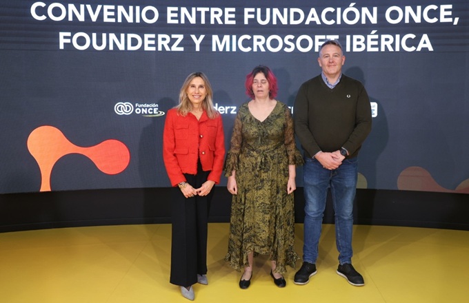 Imagen de Sonia Marzo, directora de capacitación de IA de Microsoft España, Virginia Carcedo, secretaria general y directora de transformación, excelencia e igualdad de Fundación ONCE, y Rubén Iturrarte, chief strategy officer de Founderz.