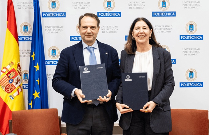 Imagen de Yolanda Erburu, directora general de Fundación Sanitas, y Óscar García Suárez, rector de la Universidad Politécnica de Madrid, durante el acto de la renovación de la cátedra.