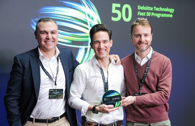 Imagen de Víctor Sánchez, vicepresidente de desarrollo de negocio de Sesame, y Toni Mayoral, director financiero, recogiendo el premio