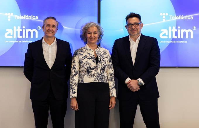 Imagen de Adriana Sola, CEO de Altim, Julio Trevejo, socio director general de Altim, y Eduardo Ariste, director general de empresas y administraciones de Telefónica España.