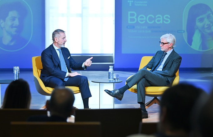 Imagen de Marc Murtra (izda.), presidente ejecutivo de Telefónica, y Enrique Goñi, presidente de Fundación Telefónica, en el acto de presentación de las becas