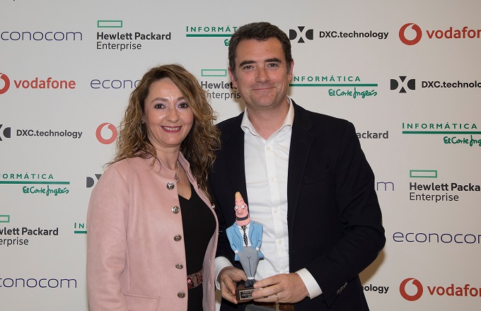  Tomàs Font, Head of Business Operations de Wolters Kluwer Tax & Accounting en España, recibe el premio de manos de Isabel Gallego, Directora de Publicidad de Byte TI