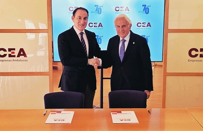 Javier González de Lara, presidente de CEA, y Antonio Pascual, presidente de APD zona sur, durante la firma del acuerdo.
