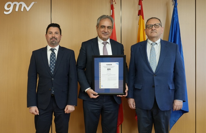Luis Fernando Álvarez-Gascón, director general de Secure e-Solutions de GMV, muestra el certificado de Aenor.