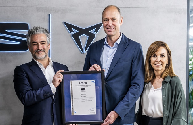 Desde la izquierda: David de Pastors, director general de Aenor Confía, Patrick Mayer CFO de SEAT & CUPRA, y Susana Sánchez, directora de impuestos & aduanas de SEAT & CUPRA