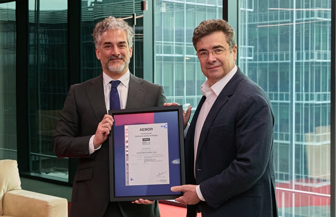 David de Pastors, director general de evaluación de la conformidad de Aenor, y José Miguel García, CEO de Vodafone España, durante la entrega del certificado.