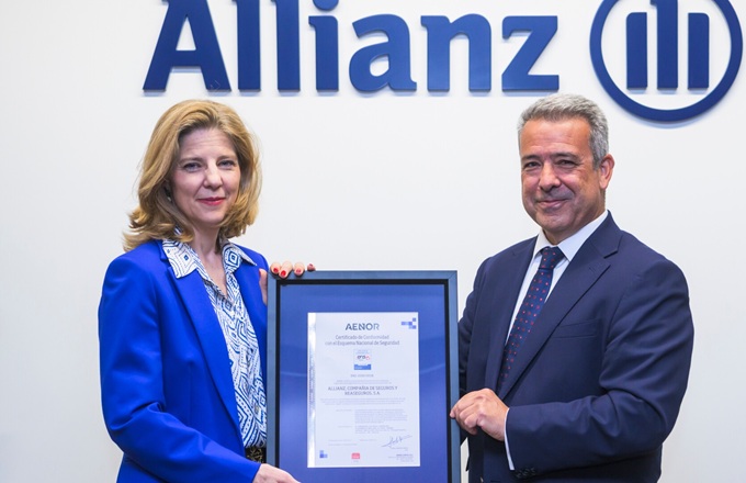 Olivia Loewe, directora de asuntos corporativos y sostenibilidad de Allianz, recibe el certificado de conformidad con el Esquema Nacional de Seguridad (ENS).