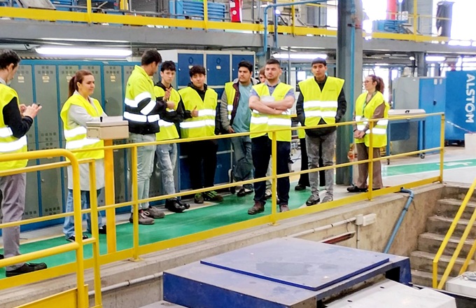 Voluntarios de TRAM y Alstom durante la visita de los jóvenes a las cocheras