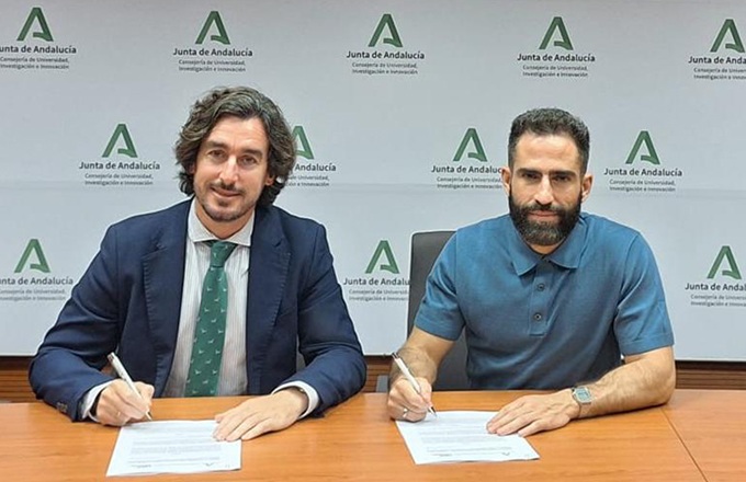 Javier González (izda.), director general de fomento del emprendimiento y la formación continua de la Junta de Andalucía, y Antonio Pulido, responsable de incidencia social y cultura de la Fundación Cibervoluntarios, durante firma del convenio.