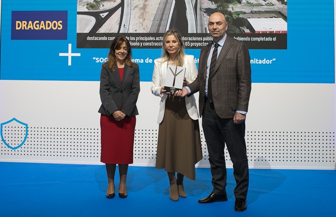 Társila García y Miguel José Segarra (Dragados) reciben el premio Asepeyo de manos de Carmen López (INSS) en el Campus de Acciona, Madrid.