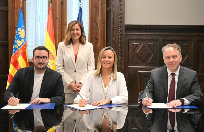 Pablo Rodríguez de la Iglesia, growth director de Founderz; María José Catalá, alcaldesa de Valencia; Paula Llobet Vilarrasa, concejala de Innovación del Ayuntamiento de Valencia; y Justin Spelhaug, presidente de Microsoft Elevate, durante la firma del protocolo