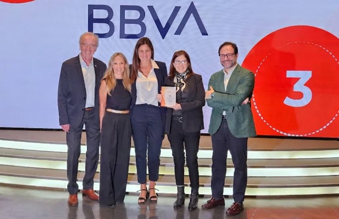 Imagen de Jorge Pérez Esquivel (Merco), Natalia Biados (Merco),Vanesa Bories, directora de Talento & Cultura (BBVA), Rosana Rueda, gerente de Personas y Valores (BBVA), y Pedro López (Merco).