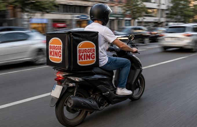 Repartidor de Burger King circulando por la ciudad
