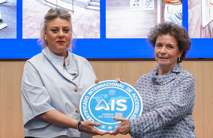 Esther Bienes Pinedo (izda.), presidenta de la Fundación Accesibilidad y Responsabilidad Social (ARS), y Ana Isabel Fernández, rectora de CUNEF Universidad.