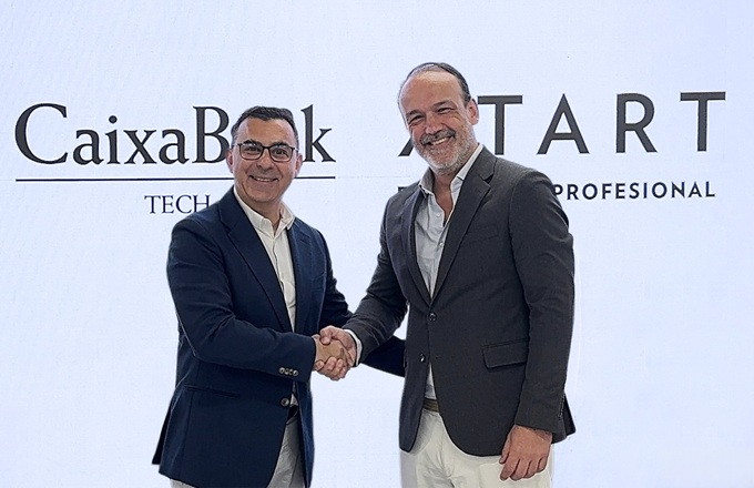 Jesús Lanero, director general de CaixaBank Tech, y Alejandro Codina, director de formación profesional del Grupo UAX