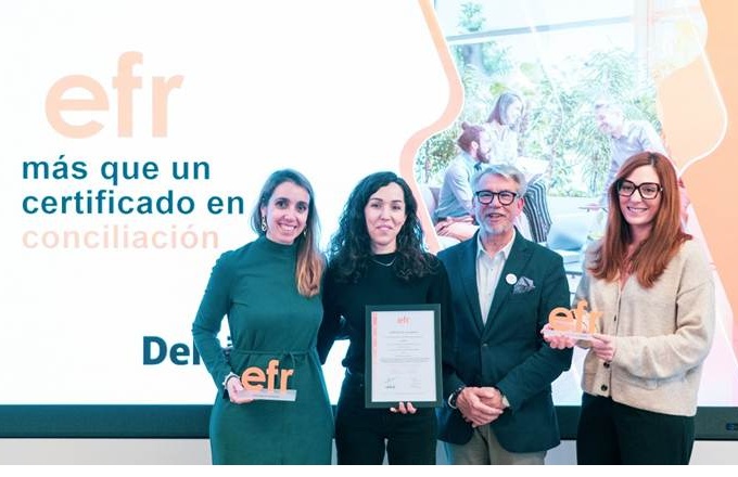 Imagen de Marta Ortega, responsable de DE&I, wellbeing, performance y experiencia de empleado de Deloitte; Carolina Ledesma, directora de talento de Deloitte; Roberto Martínez, director de Iniciativa EFR; Isabel García Rodríguez, manager de DE&I, wellbeing y experiencia de empleado de Deloitte, durante la entrega del certificado.
