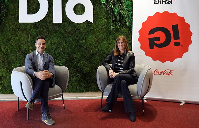Imagen de Esther Morillas, vicepresidenta de asuntos públicos, comunicación y sostenibilidad de Coca-Cola Europacific Partners Iberia, y César Vázquez, director de Recursos Humanos de Dia España, durante la presentación de esta iniciativa.