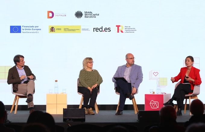 Mesa redonda ‘Trabajar en tiempos de disrupción: el impacto de las tecnologías emergentes’. Desde la izquierda: Santiago García, cofundador de Future for Work y moderador del encuentro, Eva Rimbau, profesora de la UOC y codirectora del online executive programme MBA, José Varela, responsable de IA y digitalización de UGT Confederal, y María Luz Rodríguez, catedrática de derecho del Trabajo y de la Seguridad Social de la Universidad de Castilla-La Mancha