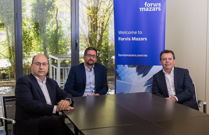 Juan Luque, miembro del comité de dirección de Forvis Mazars en España, Jaume Clotet, fundador de Infini, y Juan Ribó, socio responsable de externalización de Forvis Mazars.