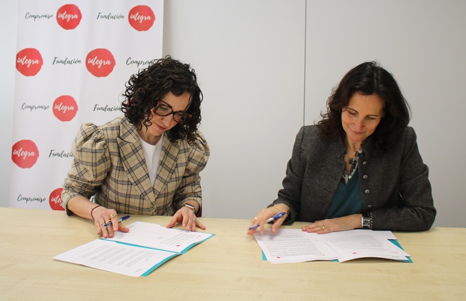 Imagen de Teresa Cabezón, responsable de Fundación Verisure, y Ana Muñoz de Dios, directora general de Fundación Integra, durante la firma del acuerdo.