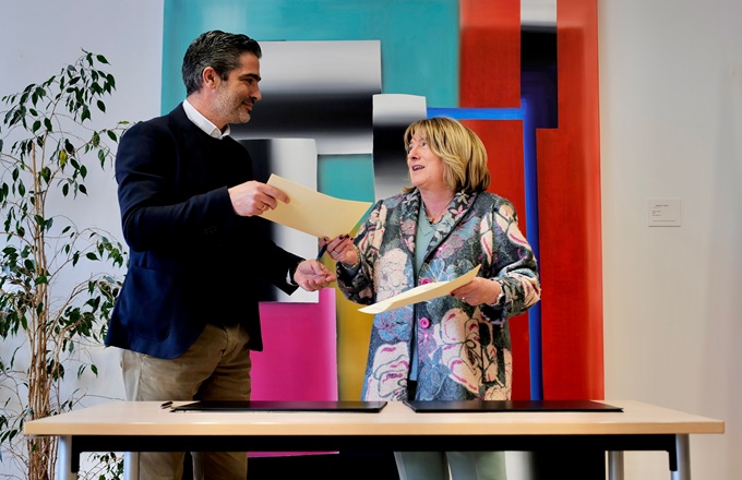 Imagen de Tomasa Hernández Martín, consejera de Educación, Cultura y Deporte en funciones del Gobierno de Aragón, Jorge Sebastián Sopena Porta, consejero delegado de Lamusa y Servicios, durante la firma del protocolo.