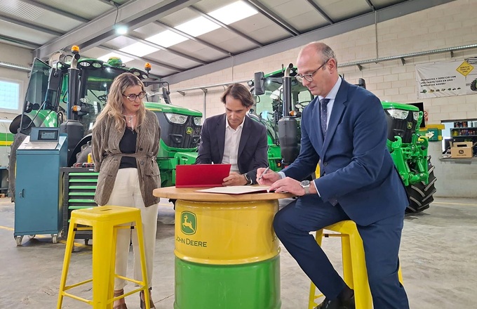 Víctor Marín, consejero de educación y formación profesional de la Región de Murcia, durante la firma del acuerdo con María Cinta Fernández y Jaime Hervás, de Avanterra Tech