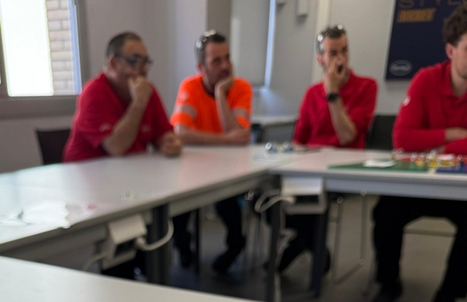 Empleados de Henkel Ibérica participan en una actividad interactiva de prevención de incendios durante el World SHE Day.
