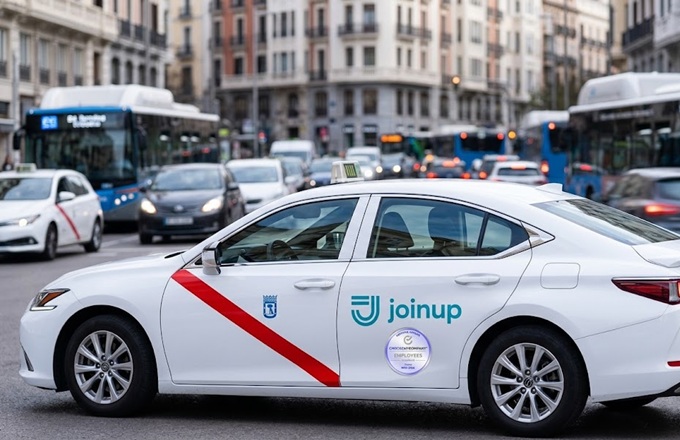 Taxi con el logo de Joinup y el distintivo Employees Platinum de ChooseMyCompany en la puerta.