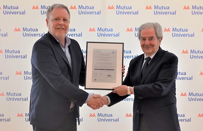 David Galeote, CEO de ICDQ Group, entrega la certificación a Juan Güell, director general de Mutua Universal