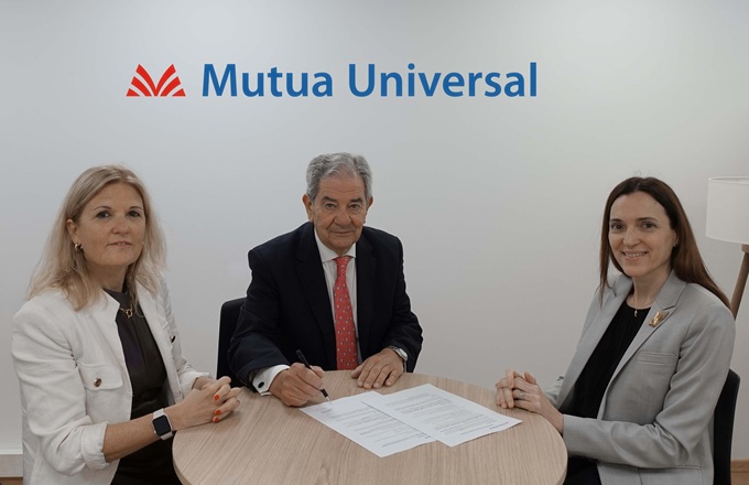Esther Félix, directora de innovación y transformación de Mutua Universal, Juan Güell, director general de Mutua Universal, y Natalia Gómez, directora de innovación y estrategia corporativa de la entidad durante la firma de la Declaración de la Política de Inteligencia Artificial de Mutua Universal