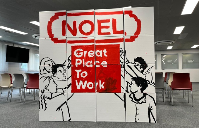 Mural realizado por el artista Toni Ruiz con motivo de la obtención del certificado Great Place to Work.