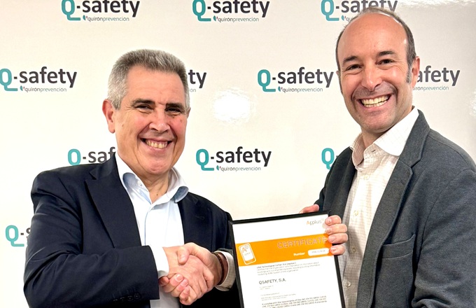 Miguel Ángel Peromingo, director general de Q-safety by Quirónprevención (izda.), recibe el certificade de manos de José Francisco Bonet, director comercial en Applus Certification